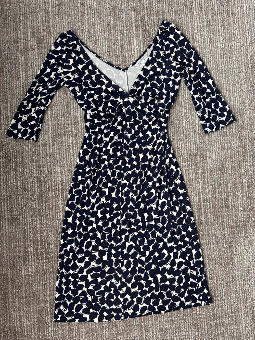 Diane Von Furstenberg 100% Silk Jersey Navy White Print Sheath Dress Sz 8 - Picture 8 of 8
